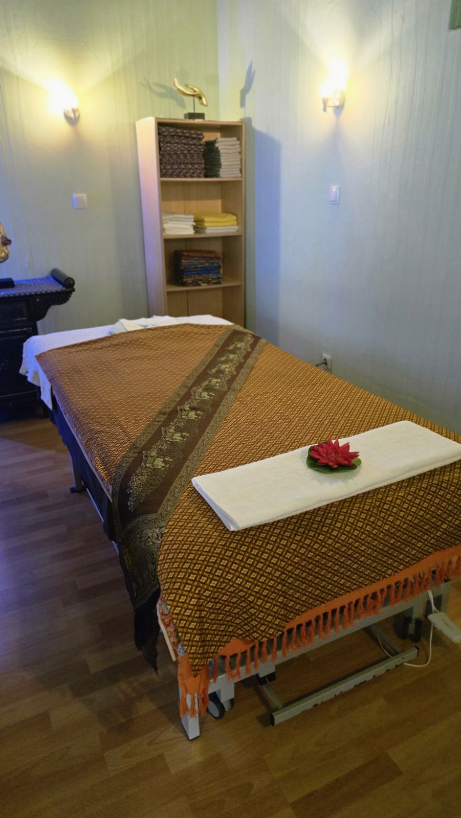 Behandlungsraum mit thailändisch gemusterter Massageliege