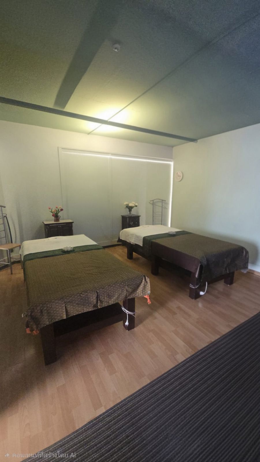 Partnerraum mit zwei nebeneinander stehenden Massageliegen