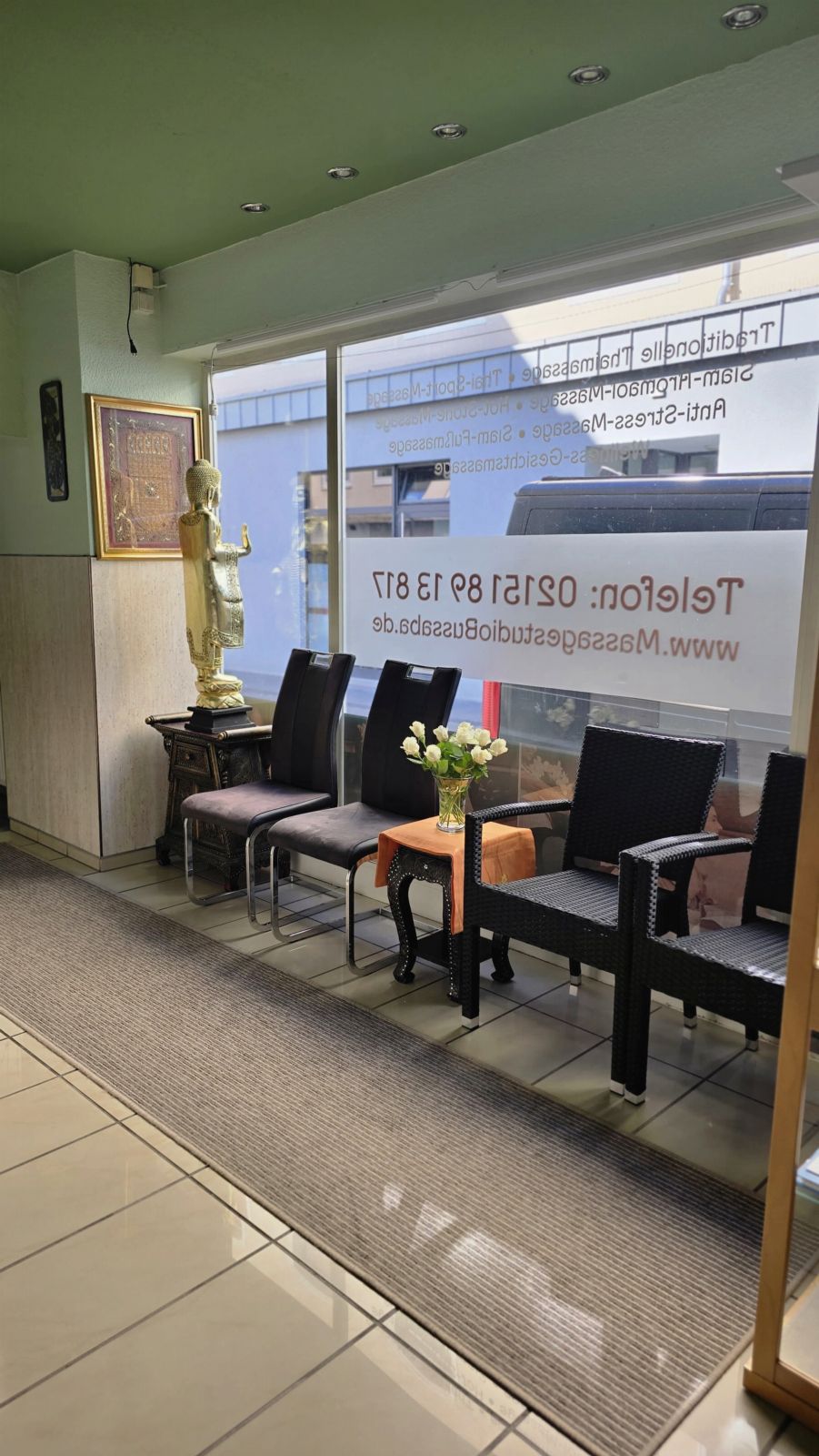 Wartebereich mit Sitzgelegenheiten am Schaufenster